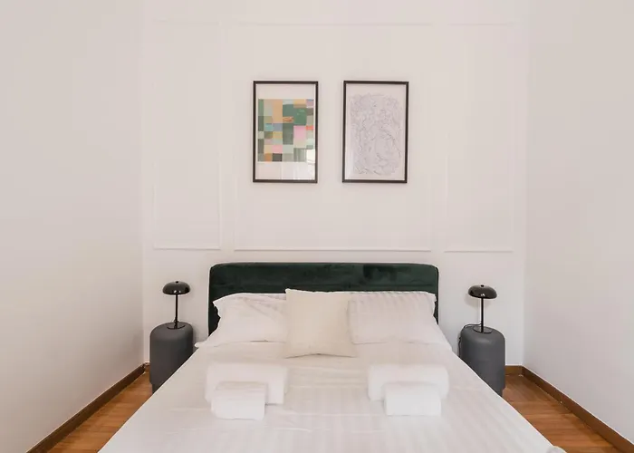 The Rent - Splendid Three-bedroom Near The Trevi Fountain *